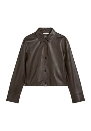 Braune Leder-Bikerjacke mit spitzem Kragen, Knopfverschluss und langen Ärmeln. Glatte Textur und minimalistisches Design.