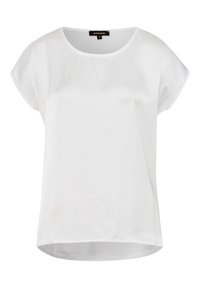 Blusa blanca de manga corta hecha de un tejido suave, con un escote redondo y un dobladillo trasero ligeramente más largo para un ajuste relajado.