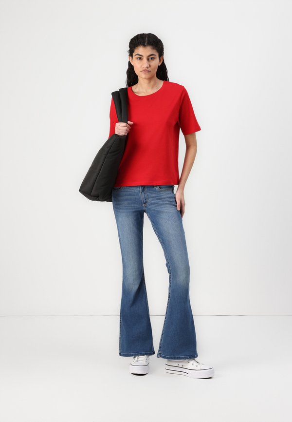 Low-Rise Medium Wash Flare Jeans - Flared Jeans - light clean3