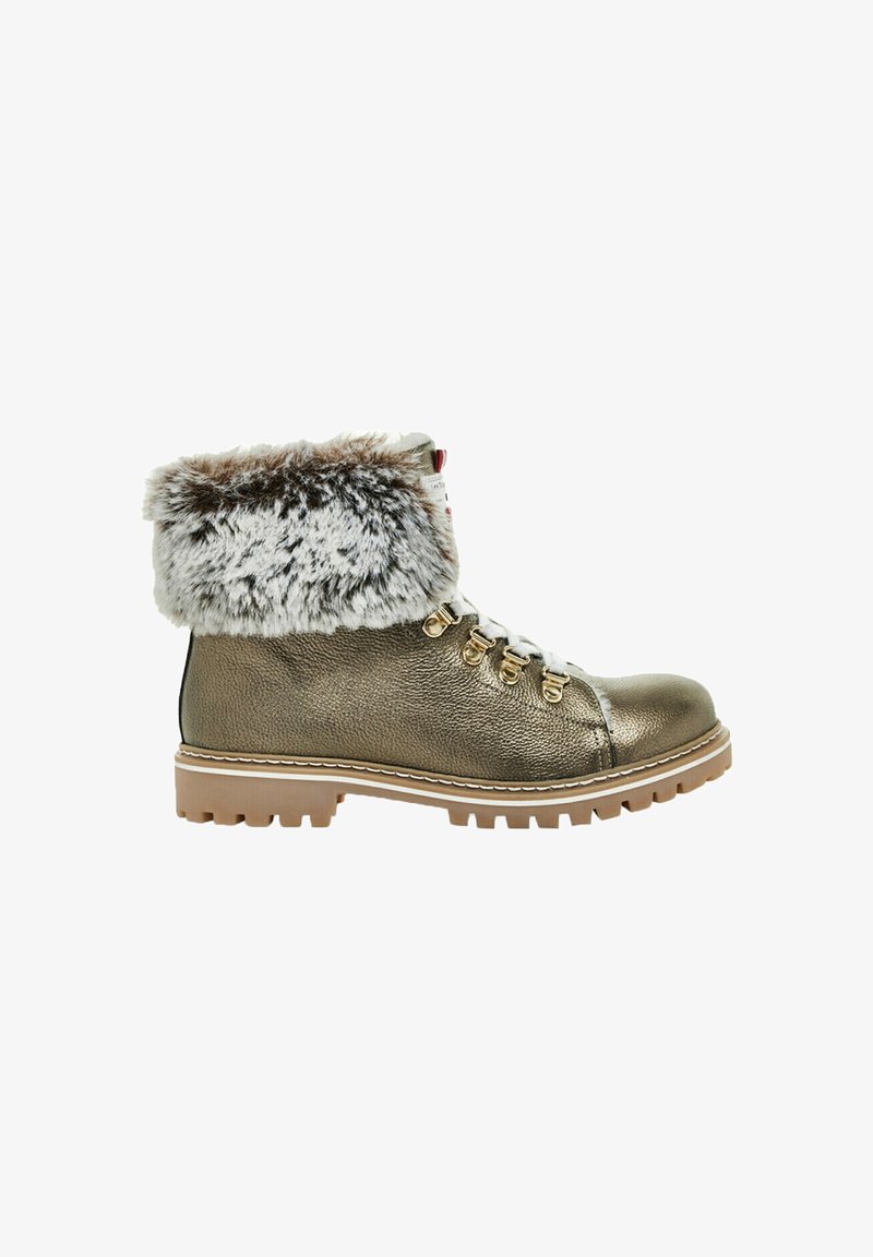 Botas de senderismo metálicas doradas con cuello de pelo sintético, cordones blancos y herrajes dorados. Parte superior de cuero texturizado y suela robusta color beige.