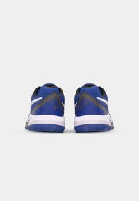 Baskets de sport bleues avec un dessus texturé, des accents noirs et une semelle intermédiaire blanche. Semelle extérieure en caoutchouc avec un motif pour une meilleure adhérence.