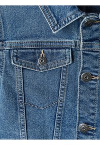 Džínová bunda v světle modré barvě, s klasickým límečkem, přední kapsou na hrudi s knoflíkovým uzávěrem a kontrastním prošitím.