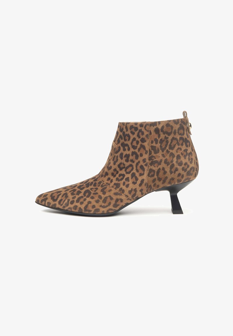 Leopardprint enkellaars, van suede materiaal, puntige neus, gemiddelde hoogte blokhak, met rits aan de achterkant, bruine en zwarte kleurcombinatie.