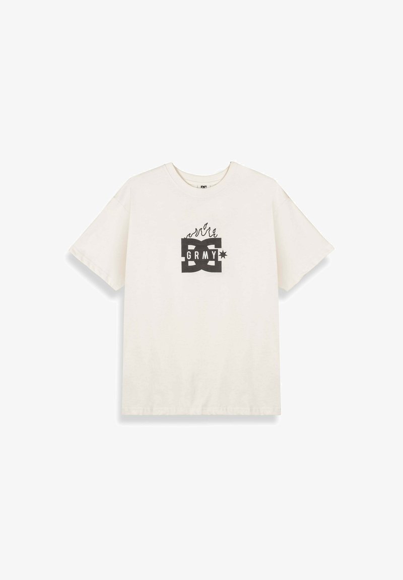 Camiseta blanca de manga corta con un logotipo gráfico negro que presenta llamas, el texto "GRMY" y un símbolo de estrella centrados en el pecho.