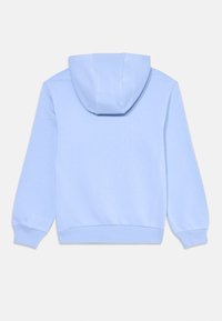 Světle modrá bavlněná mikina s kapucí, vybavená klokaní kapsou, žebrovanými manžetami a lemem, s plochou kapucí bez šňůrek. Hladká textura.