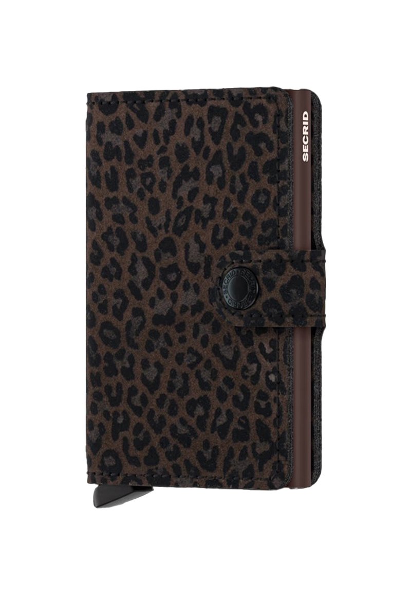 Porte-cartes en imprimé léopard avec une texture en daim marron foncé, doté d'une fermeture à pression et d'un design élégant, étiqueté avec "SECRID" sur le côté.