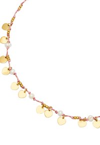 Hjärtformade berlocker i guldplätering, vita pärlor och rosa flätat snöre utgör detta delikata halsband. Framträdande egenskaper inkluderar guldiga pärlor.