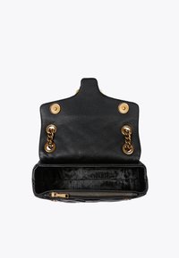 Czarna skórzana torebka o fakturowanym wykończeniu, złote okucia, ozdobne łańcuszki oraz wewnętrzna kieszeń na zamek z wzorzystą podszewką.