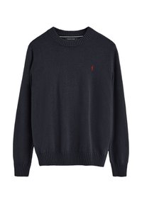 Pullover in lana blu scuro con collo a girocollo e polsini a coste. Presenta un piccolo logo rosso sul lato sinistro del petto. Tessuto liscio, vestibilità classica.