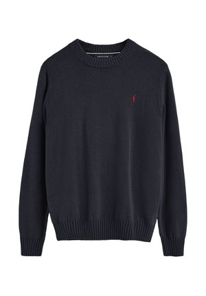 Suéter de lana azul marino oscuro con cuello redondo y puños de canalé. Presenta un pequeño logo rojo en el lado izquierdo del pecho. Textura suave, corte clásico.