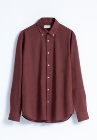 Camisa de manga larga abotonada en lino de color burdeos intenso, con un cuello clásico, botones blancos y un dobladillo curvo. Detalle sutil del logo en el pecho.
