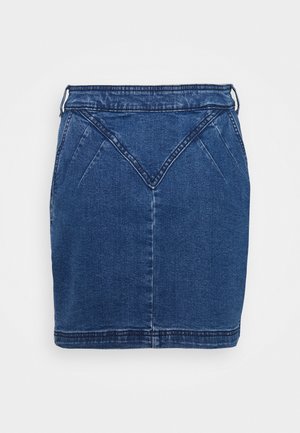 Jupe en denim bleu foncé avec une silhouette ajustée, présente une taille haute, des poches et un design de couture créant un motif géométrique à l'avant.