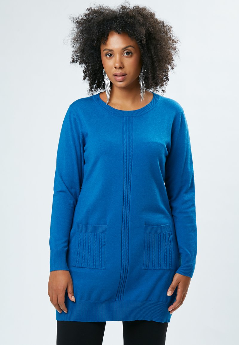 Maglione blu a maniche lunghe con texture a coste, dotato di due tasche frontali e scollatura rotonda. Materiale morbidissimo con vestibilità comoda.