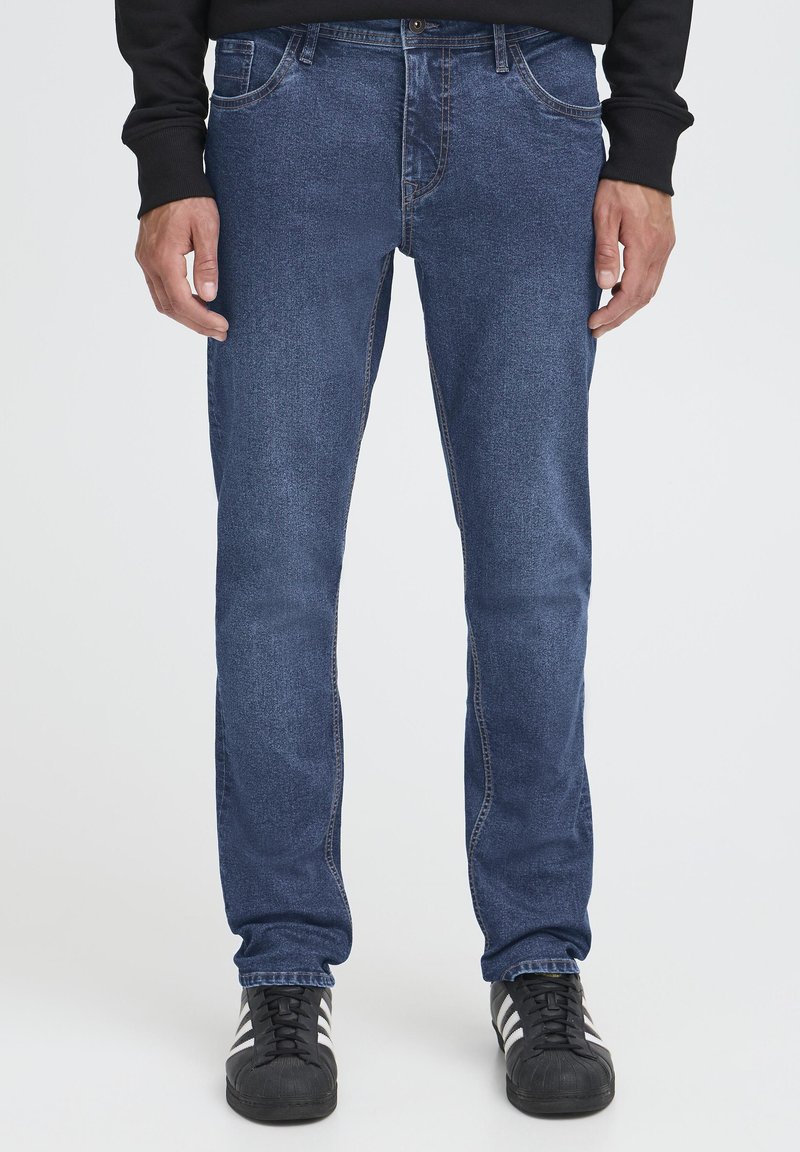 Jeans hlače iz temno modrega jeansa z ravnim krojem hlačnic, kontrastnim šivom, pet žepnim dizajnom in zapiranjem z gumbom v pasu.