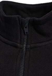 Giacca in pile nera con colletto alto e zip frontale, realizzata in tessuto testurizzato e dotata di hardware della zip liscio.