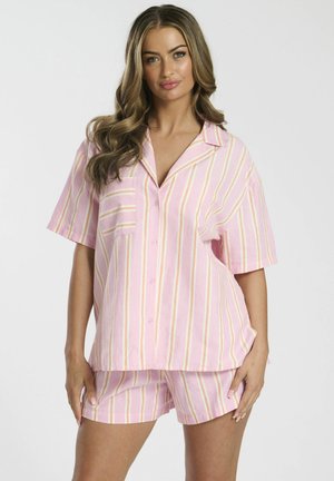 Chemise à manches courtes rayée rose avec une poche poitrine et un short assorti. Le tissu semble doux avec des rayures verticales jaunes et blanches.