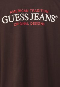 Guess Jeans AMERICAN  - Nyomott mintás póló - regal brown