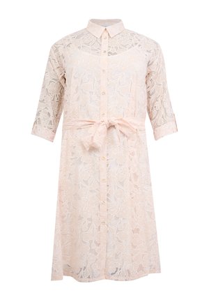 Lyserød skjortekjole til knæet med blomsterblonde, 3/4 ærmer, knapper foran, krave og bælte i taljen.