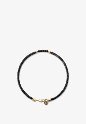 Sort flettet læderhalskæde med guldfarvet hardware, sorte perler og en lille charm ved låsen.