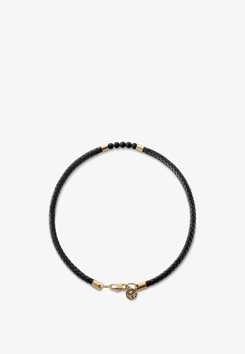 Svart flettet lærhalskjede med gullfarget maskinvare, svarte perler og en liten anheng ved låsen.