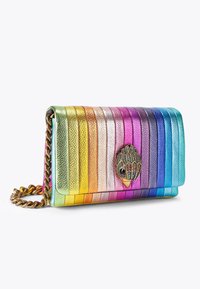 Wielokolorowa skórzana torebka z paskowym wzorem w kolorach tęczy, z muszelkowatym zapięciem w odcieniu złota i łańcuszkowym paskiem.