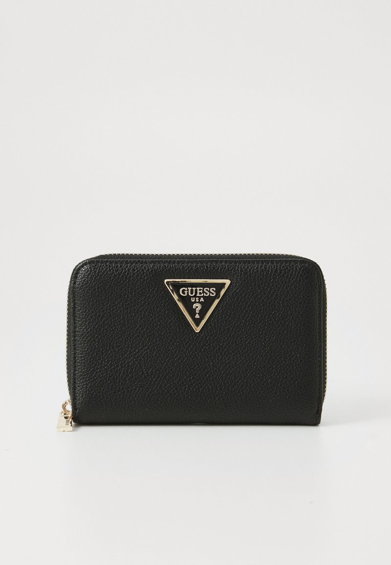 Portefeuille en cuir noir texturé avec un logo doré triangulaire et une fermeture à glissière. Il dispose d'un tirette de zip doré et d'une forme rectangulaire élégante.
