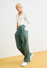 Nike Sportswear TROUSER  - Tygbyxor - vintage green/light army