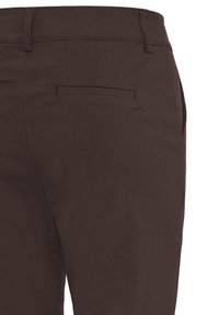 Pantalon marron sur mesure montrant la partie supérieure arrière avec passants pour ceinture et une seule poche passepoilée sur fond blanc.