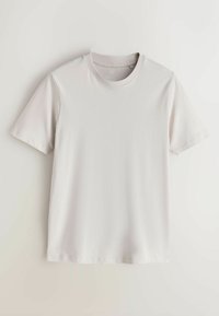Gaiši pelēka īsroku T-krekls no gludas auduma ar klasisku apaļu izgriezumu un vienkāršu apmali bez rakstiem vai akcentiem.