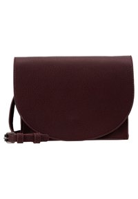 Clutch in pelle color bordeaux con una finitura texture, chiusura a patta arrotondata e una tracolla regolabile. Design compatto e rettangolare.