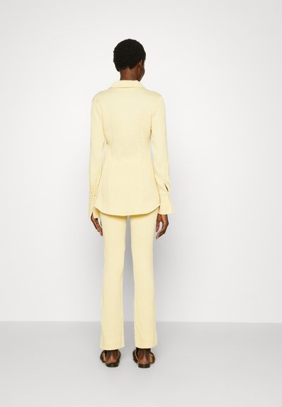 Holzweiler KIND PLEAT TROUSERS - Παντελόνι - light yellow