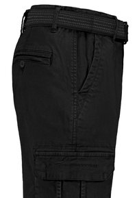 Schwarze Cargo-Hose aus strukturiertem Stoff mit mehreren Taschen, einem Knopfdetail und einem geflochtenen schwarzen Gürtel. Seiten Tasche sichtbar.