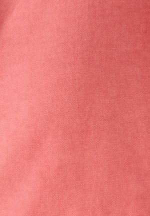 Texture en tissu rose lisse avec un motif tissé fin et une finition mate douce.