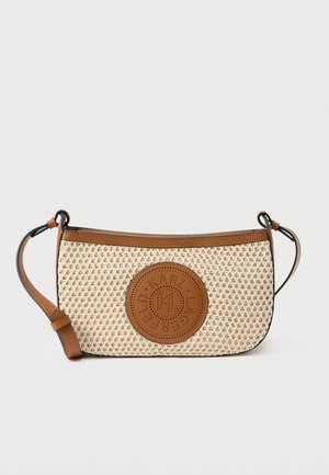 Piccola borsa a spalla beige intrecciata con rifiniture in pelle marrone e tracolla regolabile, caratterizzata da un logo rotondo in pelle traforata.