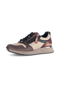 Sneaker met een crèmekleurig en bruin kleurenschema, met een textuur van leer, zwarte veters, een zijklep en een lage zool.