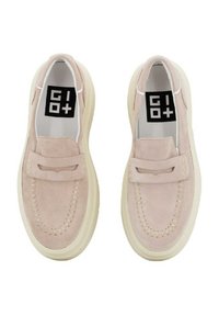 Scarpe slip-on in suede rosa chiaro con suola bianca spessa, caratterizzate da cuciture dettagliate e un'insole nera piatta e testurizzata.