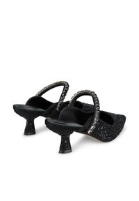 Scarpe slingback nere con tessuto strutturato, dettagli con borchie e un tacco dalla forma unica. Punta arrotondata e cinturino regolabile per una vestibilità ottimale.