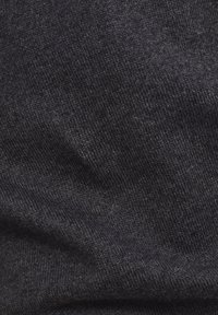 Tissu noir avec une texture lisse et un motif de tricot fin, affichant un léger éclat et une finition douce. Pas de motifs visibles ni de détails de quincaillerie.