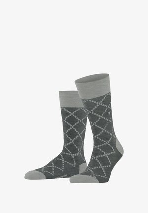 Chaussettes grises à motif losange, avec un bandeau supérieur gris clair et des zones de bout et de talon renforcées. Texture de tissu douce.