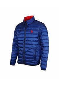 Modrá péřová bunda s prošívaným vzorem, červenou vnitřní podšívkou, předním zipem a logem na hrudi. Má boční kapsy a stojáček.