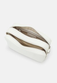 Pochette in pelle bianca testurizzata con doppia chiusura a zip e fodera beige. Caratterizzata da una base piatta per stabilità e un logo impressa su un lato.