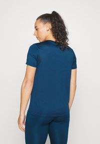 Nike Performance TEE - T-shirt desportiva - valerian blue/white