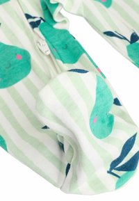 Roheline ja valge triibuline tõmblukuga ühes tükis riietus, mis on valmistatud pehmest kangast ning millel on vaalate ja lehtede motiivid roosa aktsendiga põskedel.