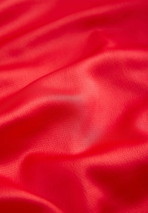 Tessuto di raso rosso con una texture liscia e lucida, caratterizzato da una leggera lucentezza e una morbida caduta, che mette in mostra pieghe delicate e giochi di luce.