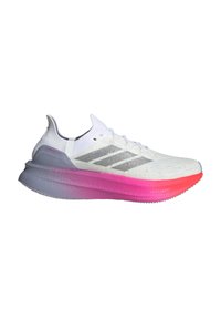 Bílé běžecké boty Adidas se šedými pruhy, podrážkou s pink-to-red gradientem a textem "Light Boost" na přední straně podrážky.
