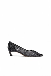 Zapato de salón negro de tacón bajo cubierto de brillantes lentejuelas negras y acentos de cuentas, con punta afilada y superficie texturizada.