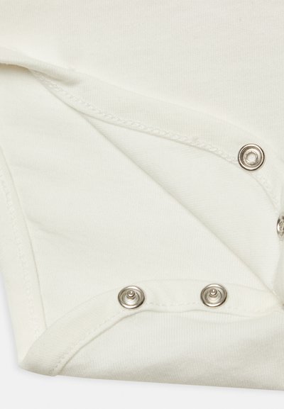 Bodysuit em algodão off-white de mangas curtas, com fechos de pressão na parte inferior, apresentando uma textura suave e um design simples.