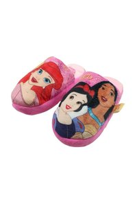Chaussons roses à enfiler mettant en vedette trois princesses Disney : Ariel, Blanche-Neige et Moana. Tige en tissu avec une texture en peluche douce et des motifs colorés.