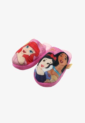 Chaussons roses à enfiler mettant en vedette trois princesses Disney : Ariel, Blanche-Neige et Moana. Tige en tissu avec une texture en peluche douce et des motifs colorés.