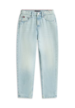 Lyseblå, høytlivs, rette jeans med forknapp, beltehemper og fem lommer, lagt flatt på hvit bakgrunn.